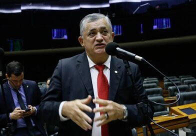 Líder de Lula na Câmara reage a possível candidatura de Flávio Bolsonro em 2026