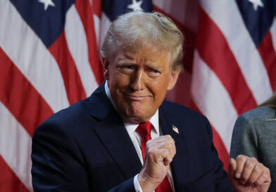 Trump posta foto em que aparece como presidente interino da Venezuela