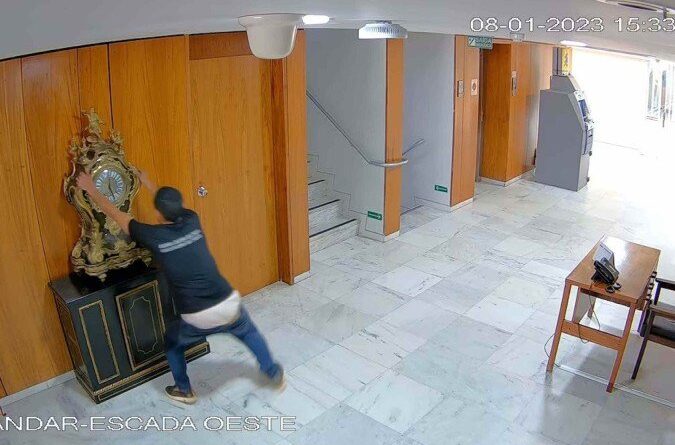 Moraes dá 48h para vara recalcular pena de condenado do 8/1 Moraes dá 48h para vara recalcular pena de condenado do 8/1