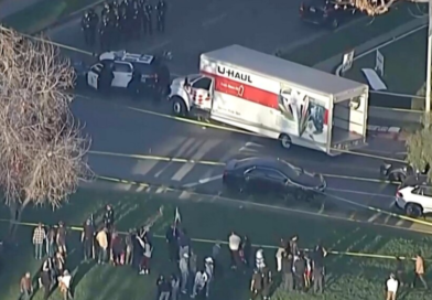 Caminhão avança contra multidão em protesto contra o regime iraniano em Los Angeles