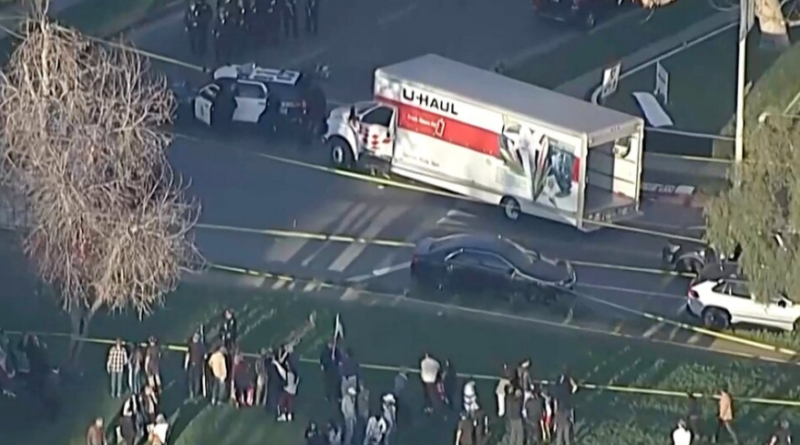 Caminhão avança contra multidão em protesto contra o regime iraniano em Los Angeles