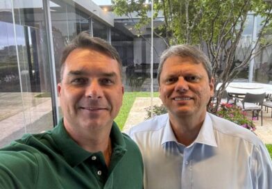 Tarcísio reafirma apoio a Flávio após polêmica