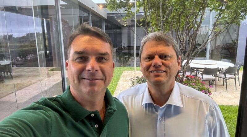 Tarcísio reafirma apoio a Flávio após polêmica
