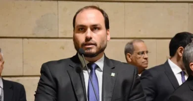 Carlos reclama de medida para amenizar barulho na cela de Bolsonaro