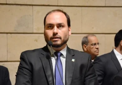 Carlos reclama de medida para amenizar barulho na cela de Bolsonaro