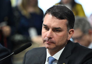 Flávio diz que Bolsonaro precisa de cuidados permanentes