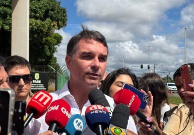Flávio Bolsonaro reafirma pré-candidatura e descarta cobrar apoio de aliados