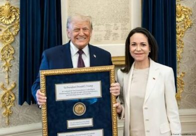 María Corina presenteia Trump com medalha de Nobel da Paz