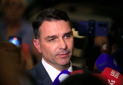 Flávio Bolsonaro diz que Brasil deixará de ter “presidente que apoia terroristas”