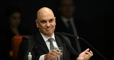Moraes nega prisão domiciliar humanitária a Jair Bolsonaro Moraes nega prisão domiciliar humanitária a Jair Bolsonaro