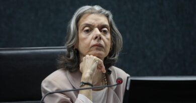 Cármen Lúcia decide antecipar saída da Presidência do TSE Cármen Lúcia decide antecipar saída da Presidência do TSE