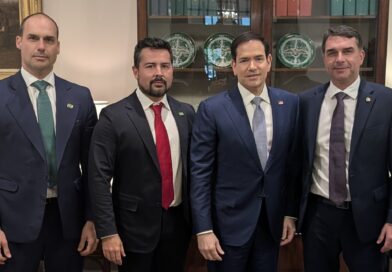 Flávio Bolsonaro se reúne com Marco Rubio; entenda